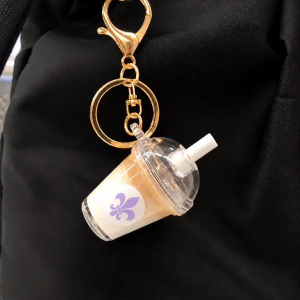 鞄に取り付けられたアイスカフェラテのミニチュアドリンクキーホルダー