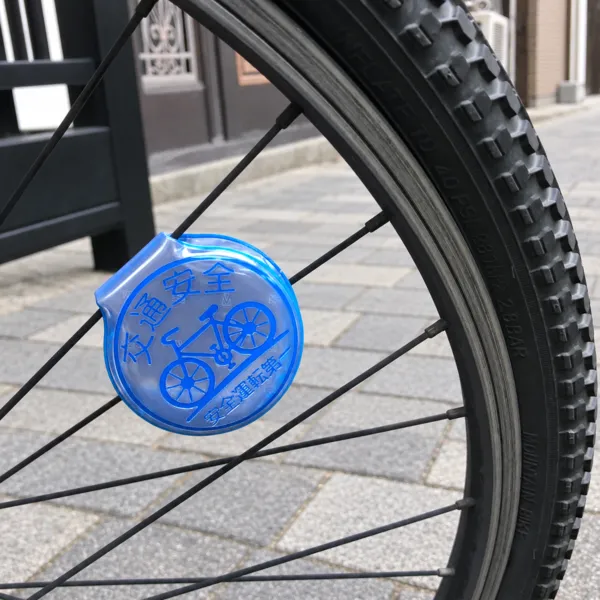 自転車にリフレクターマグネットを取り付けた様子